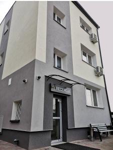 un edificio con un cartel que dice regenstein en Hotel Duka, en Varsovia