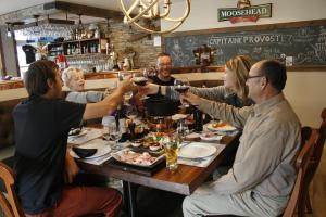 En restaurant eller et spisested på Auberge et Chalets sur le Lac