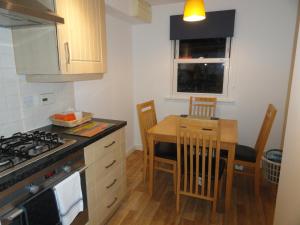 Η κουζίνα ή μικρή κουζίνα στο Redmarley House by Cliftonvalley Apartments