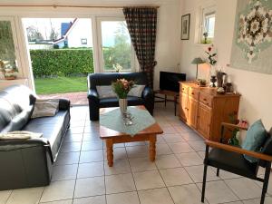 a living room with a couch and a table at Vakantiewoning Kortgene in Kortgene