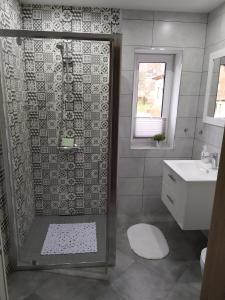 Kúpeľňa v ubytovaní Apartament KAOLA + 36 fotografií