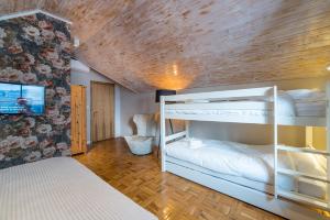 Poschodová posteľ alebo postele v izbe v ubytovaní Casa Stella - spacious central villa