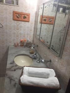 a bathroom with a sink and a mirror at Casa aconchegante em Vila Valqueire in Rio de Janeiro +26 photos