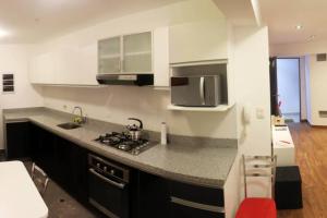 cocina con fogones y encimera en Apartamento exclusivo y céntrico en Lima Moderna, en Lima