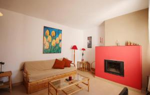een woonkamer met een bank en een open haard bij Apartment Paola SpainSunRentals 1077 in Nerja