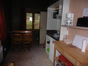 Kuchyň nebo kuchyňský kout v ubytování Camping le Montbartoux