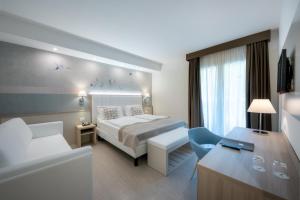 Łóżko lub łóżka w pokoju w obiekcie International Beach Hotel