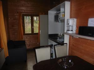 Kuchyň nebo kuchyňský kout v ubytování Camping le Montbartoux