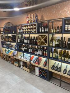 ein Laden mit vielen Flaschen Wein auf Regalen in der Unterkunft 7 Baits Hotel in Tbilisi City