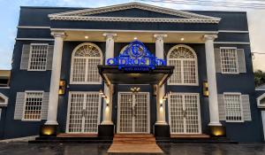 un edificio azul con una señal azul en él en Cedros Inn Boutique Hotel, en Guayaquil