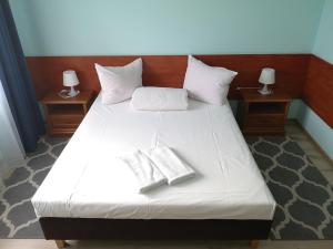 A bed or beds in a room at Hotel Duka