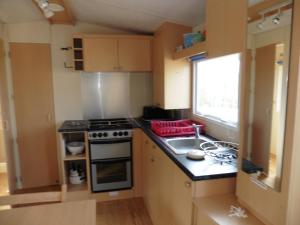 Kuchyň nebo kuchyňský kout v ubytování Camping le Montbartoux