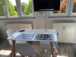 TV a/nebo společenská místnost v ubytování Suite au Parc de Fresnoy
