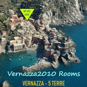uma vista aérea de uma aldeia numa montanha em Vernazza2010 Rooms em Vernazza