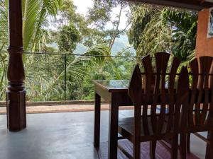 Balkon atau teras di Induwara Guest