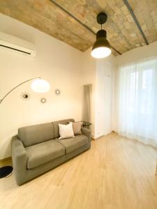 ein Wohnzimmer mit einem Sofa in der Mitte in der Unterkunft Domus Termini in Rom