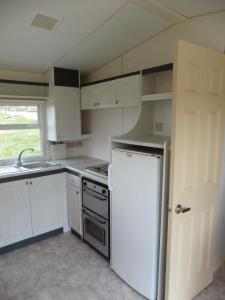 Kuchyň nebo kuchyňský kout v ubytování Camping le Montbartoux