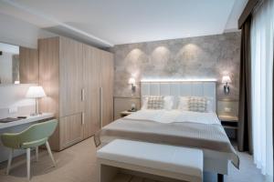 Łóżko lub łóżka w pokoju w obiekcie International Beach Hotel