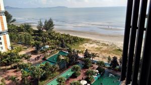 una vista aerea di un resort con spiaggia di D'Qaseh Ummi Timurbay Pantai Balok Kuantan a Kuantan