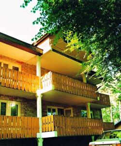 ein Haus mit einer großen Terrasse an der Seite in der Unterkunft Privātviesnīca Zvaigzne in Jūrmala