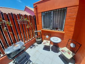 un patio con mesa, sillas y una valla en Summer House La Serena-Casa de Verano, en La Serena