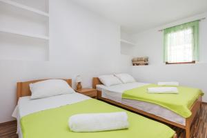 dos camas sentadas una al lado de la otra en una habitación en Rooms Pama, en Split
