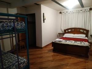 a bedroom with two bunk beds in a room at Green Hostal Popayan in Popayan
