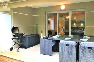 Posezení v ubytování Centre Juan les Pins 1 bedroom with AC, swimming pool and parking