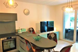 Kuchyň nebo kuchyňský kout v ubytování Centre Juan les Pins 1 bedroom with AC, swimming pool and parking