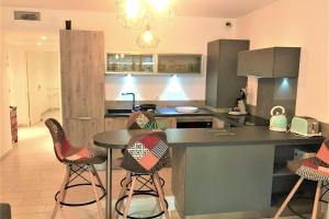 Kuchyň nebo kuchyňský kout v ubytování Centre Juan les Pins 1 bedroom with AC, swimming pool and parking