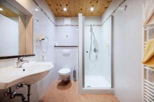 Koupelna v ubytování Hotel Chavalatsch + 37 fotografií
