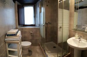A bathroom at Apartamentos El Majuelo
