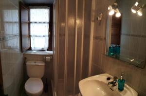A bathroom at Apartamentos El Majuelo