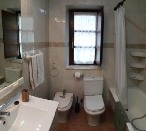 A bathroom at Apartamentos El Majuelo