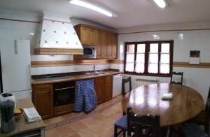 A kitchen or kitchenette at Apartamentos El Majuelo