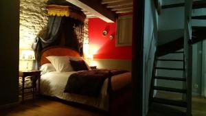 ブローニュ・シュル・メールにあるLe relais de saint Jacquesの赤い壁のベッドルーム1室(ベッド1台付)
