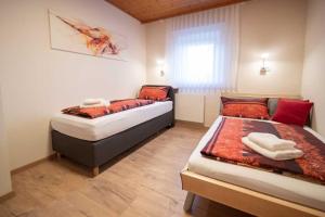 1 dormitorio con 2 camas y ventana en Lebererhof Apartments, en Roßtal