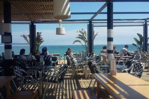 ein Restaurant mit Blick auf den Strand und das Meer in der Unterkunft Easystaybcn2 in Barcelona