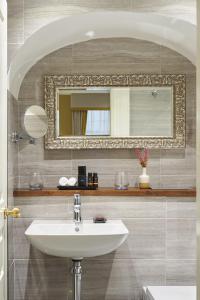 bagno con lavandino e specchio di Trinity Townhouse Hotel a Dublino