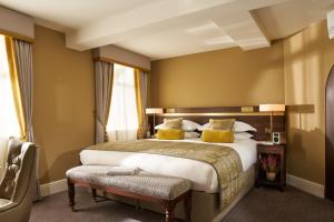 una camera d'albergo con letto e sedia di Trinity Townhouse Hotel a Dublino
