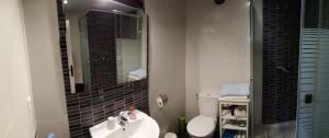 A bathroom at Apartamentos El Majuelo