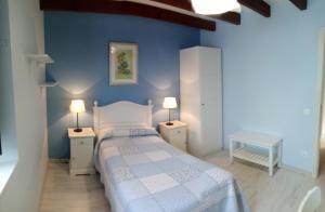 A bed or beds in a room at Apartamentos El Majuelo