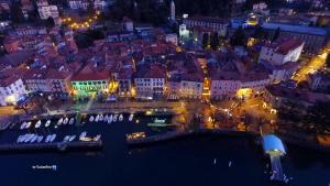 Nespecifikovaný výhled na destinaci Bellano nebo výhled na město při pohledu z apartmánu