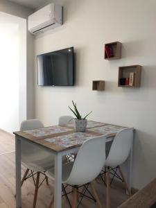 TV a/nebo společenská místnost v ubytování Lakones Deluxe Suites