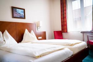 Ein Bett oder Betten in einem Zimmer der Unterkunft Hotel Krug