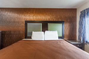 Postel nebo postele na pokoji v ubytování Travelodge by Wyndham South Hackensack