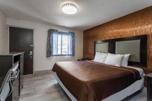 Postel nebo postele na pokoji v ubytování Travelodge by Wyndham South Hackensack