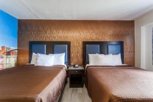 Postel nebo postele na pokoji v ubytování Travelodge by Wyndham South Hackensack