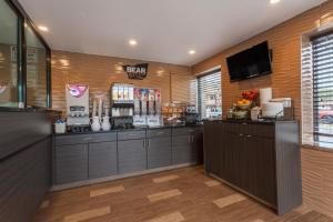 Kuchyň nebo kuchyňský kout v ubytování Travelodge by Wyndham South Hackensack