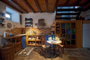 uma cozinha com uma pequena mesa num quarto em Galaxidiotiko - a marine jewel em Galaxidi